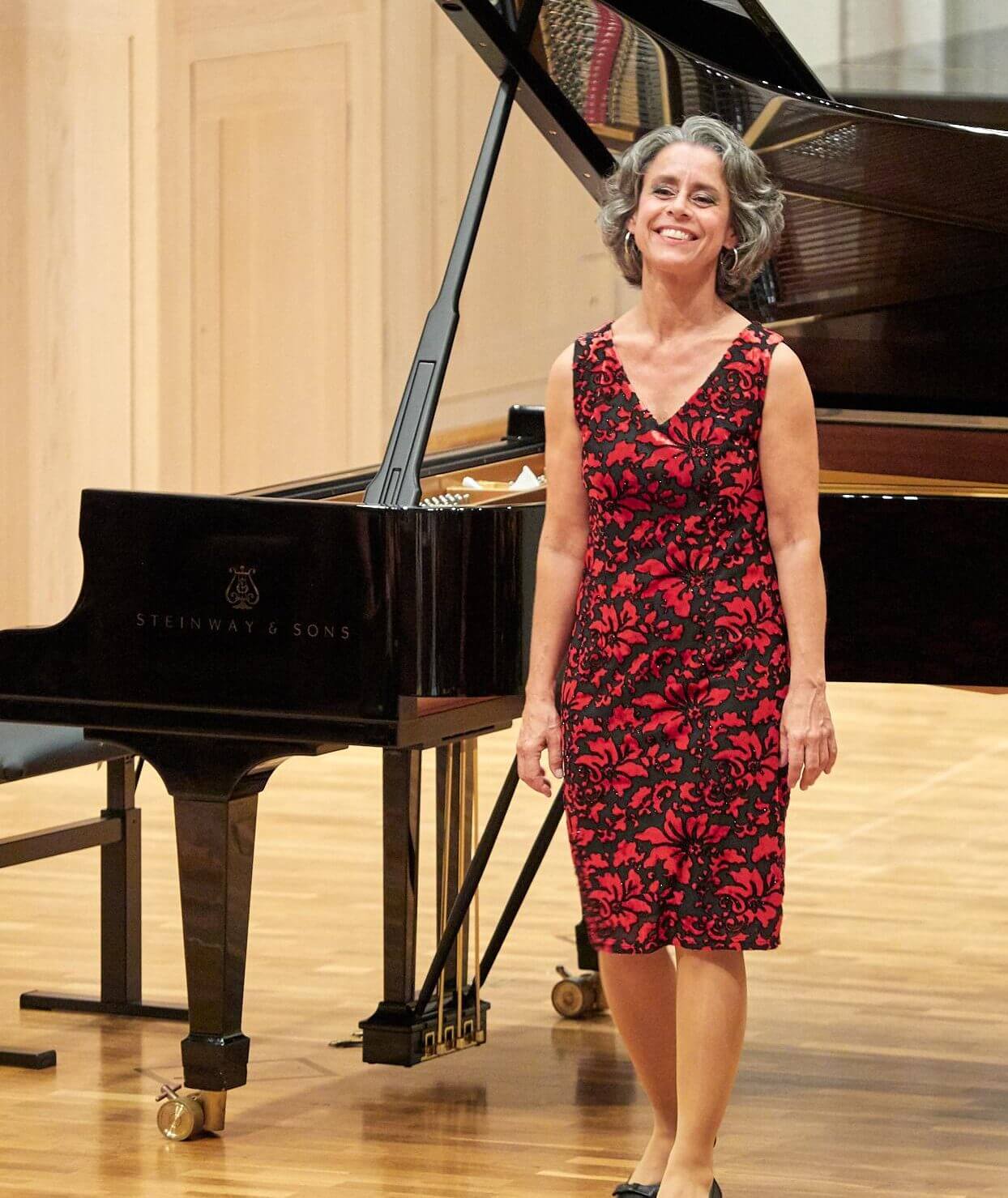 Schweizer Pianistin Marian Rosenfeld in schwarzem Kleid