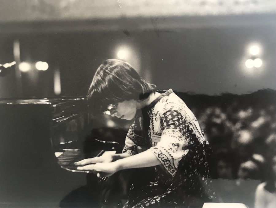 Konzertpianistin Marian Rosenfeld als Kind im Konzertflügel