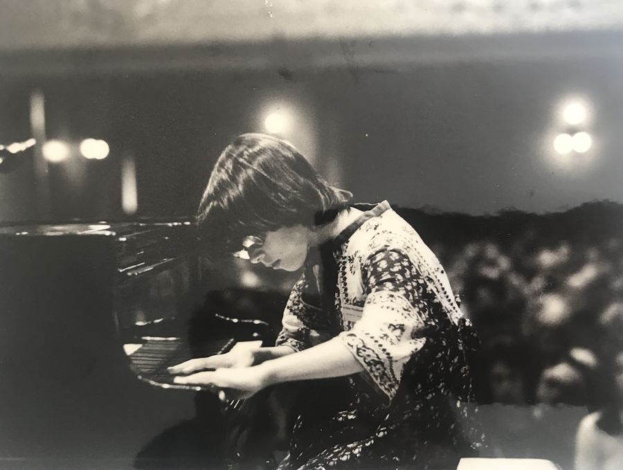 Konzertpianistin Marian Rosenfeld als Kind am Konzertflügel in der Tonhalle