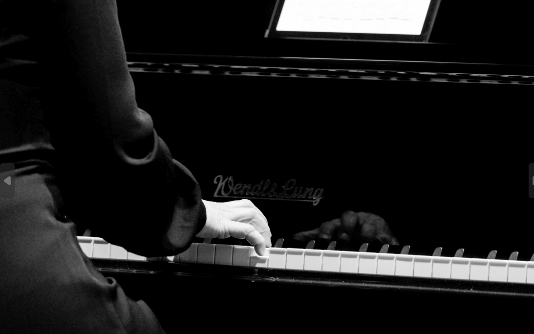 Marian Rosenfelds Hände am Klavier