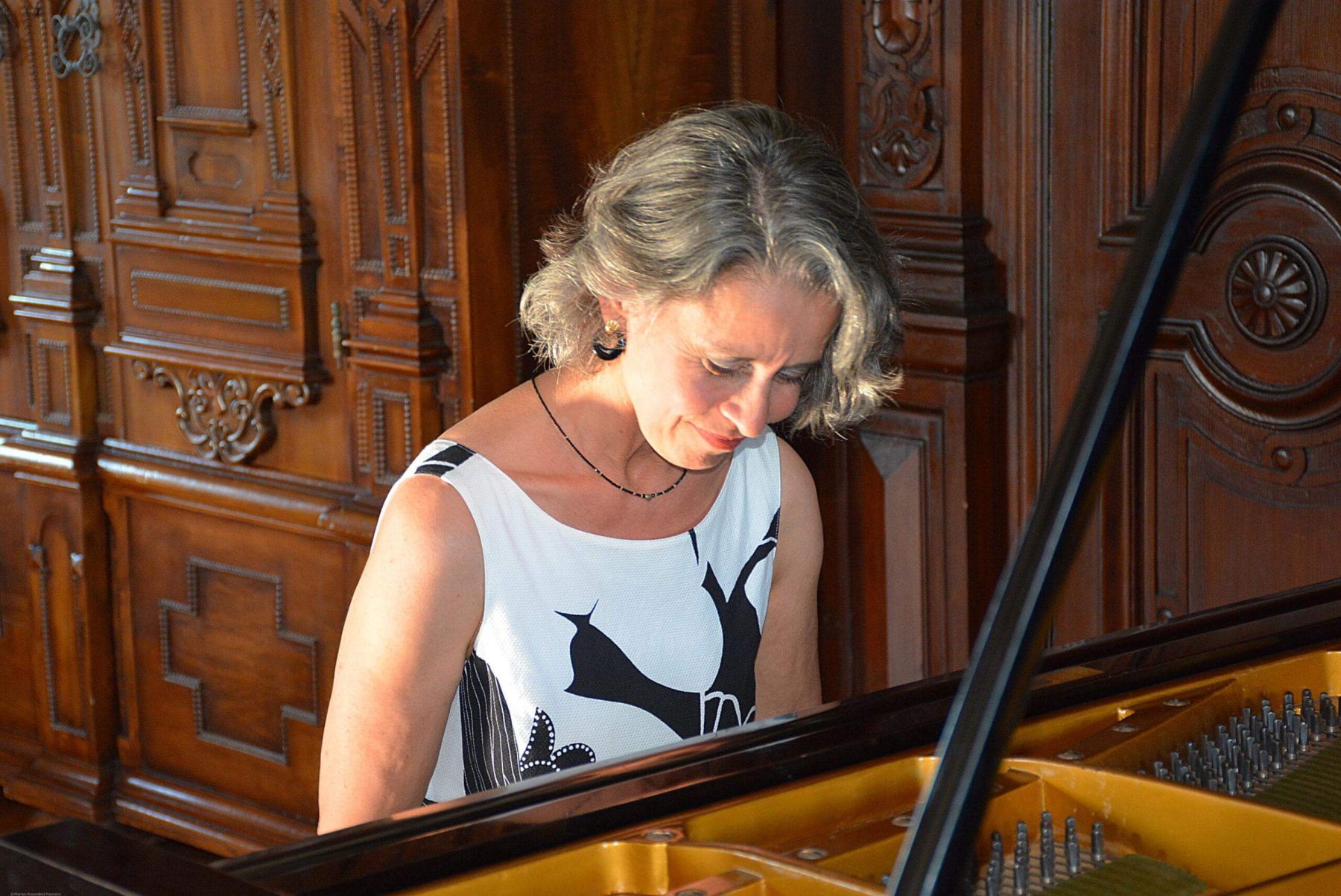 Schweizer Konzertpianistin Marian Rosenfeld am Klavier