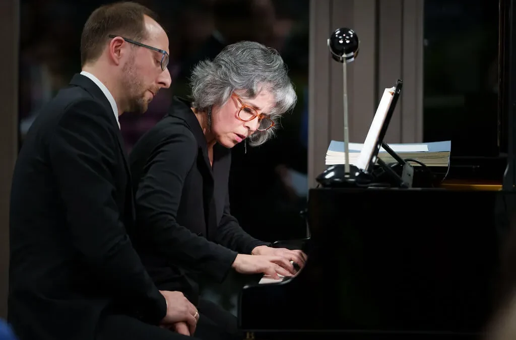 Marian Rosenfeld und Hendrik Heilmann spielen gemeinsam am Klavier
